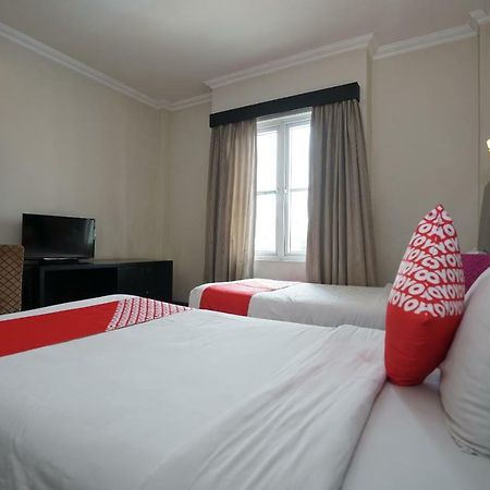 Capital O 1128 Hotel Imara Palembang Exterior foto