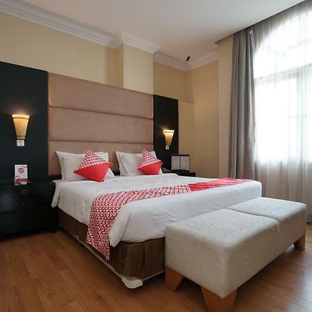Capital O 1128 Hotel Imara Palembang Exterior foto