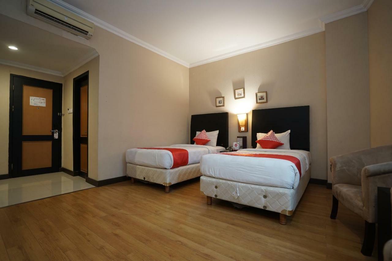 Capital O 1128 Hotel Imara Palembang Exterior foto