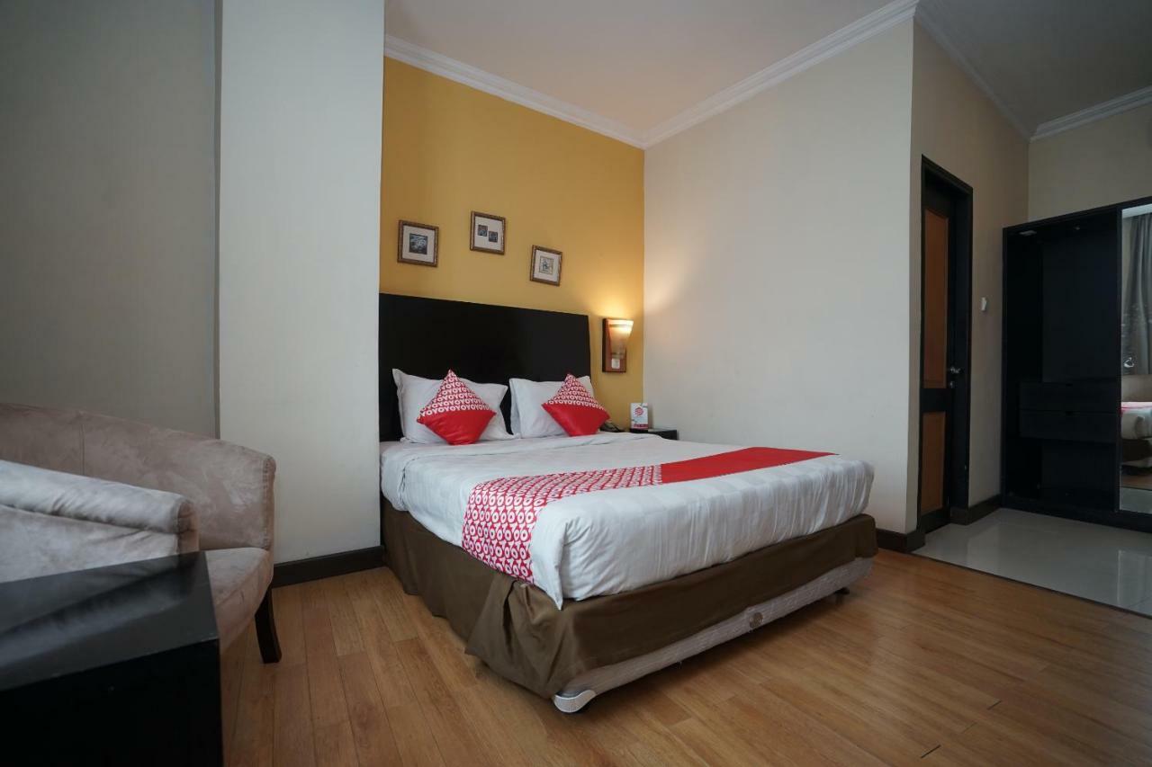 Capital O 1128 Hotel Imara Palembang Exterior foto