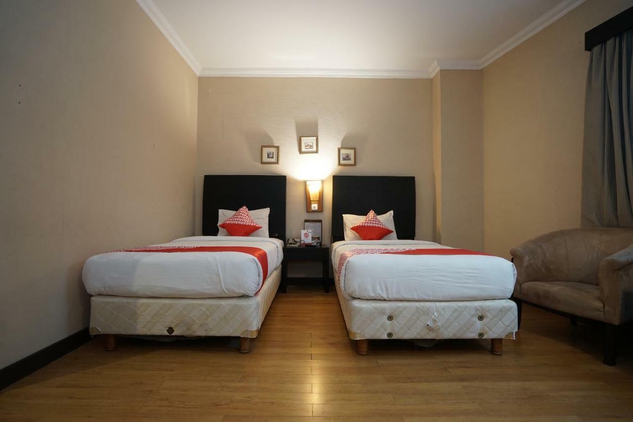 Capital O 1128 Hotel Imara Palembang Exterior foto