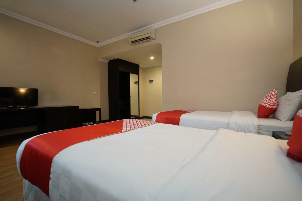 Capital O 1128 Hotel Imara Palembang Exterior foto