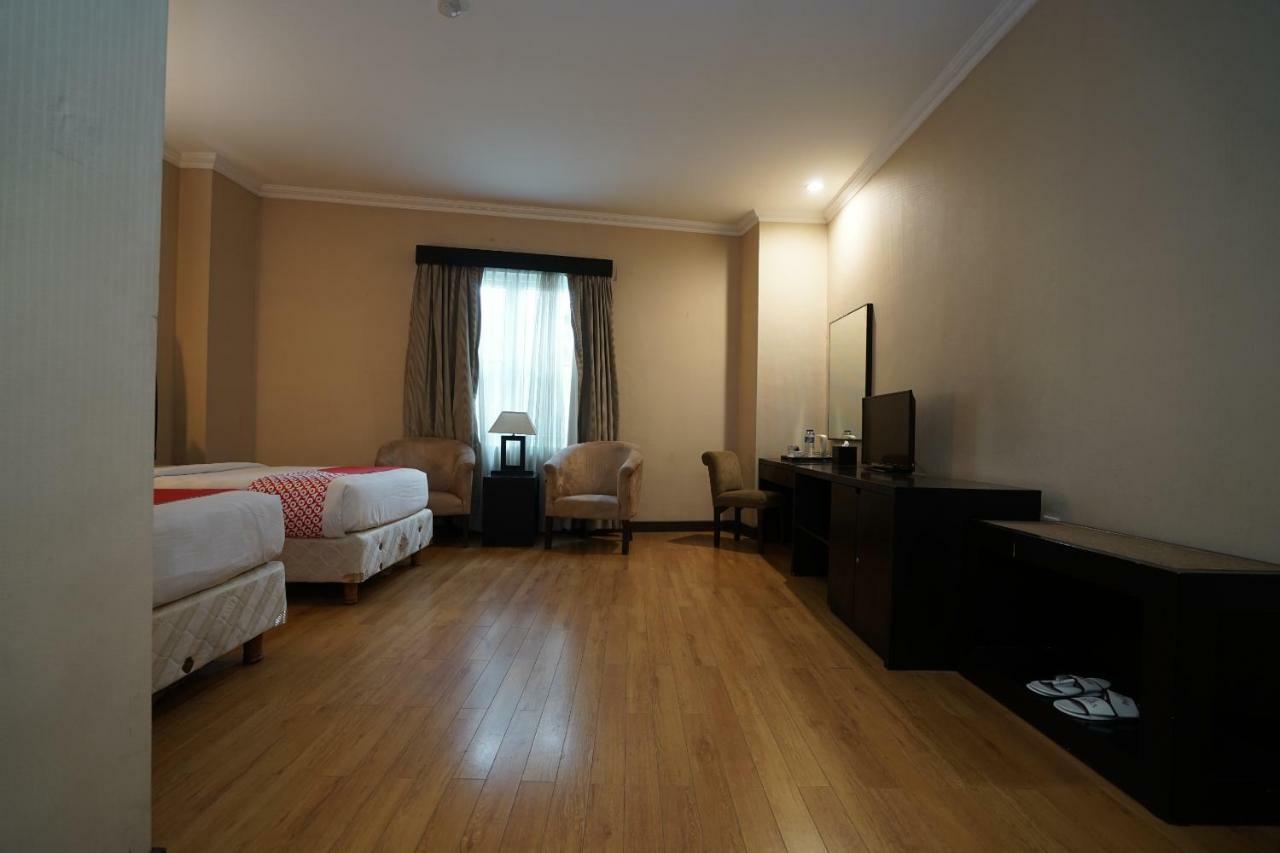 Capital O 1128 Hotel Imara Palembang Exterior foto
